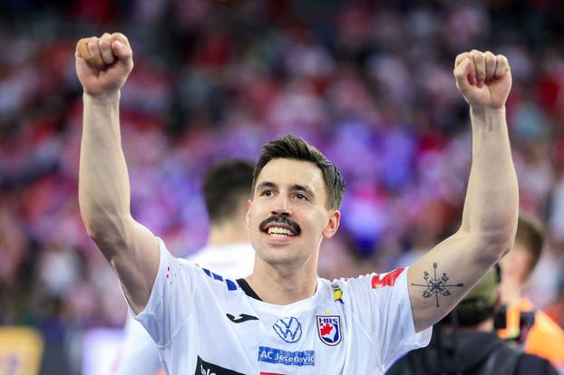 FOTO Glavaš brčićima zaludio žene. Pogledajte kako bi Dule i ostali izgledali da ih imaju!