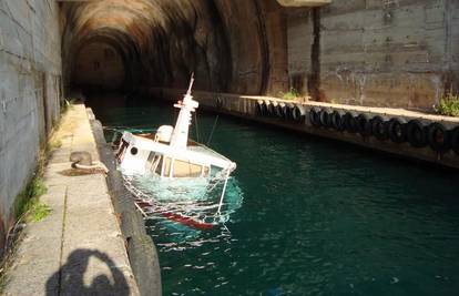 Dugi otok: Potonuo brod u napuštnom vojnom tunelu