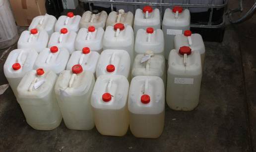 Carina prodaje jeftinu rakiju. Cijena po litri manja od eura