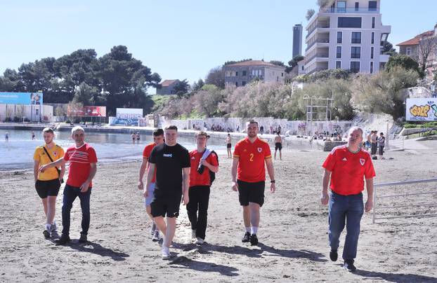 Spli: Navijači Walesa prošetali plažom Bačvice
