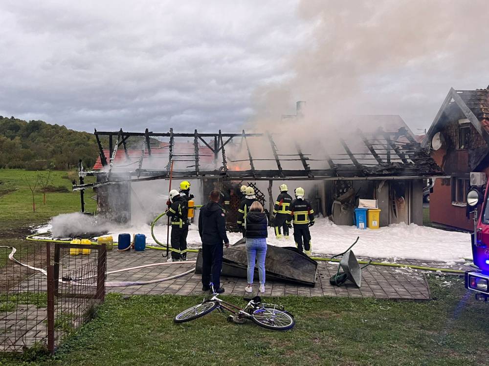 VIDEO Buktinja u Požegi: Vatra zahvatila garažu, kotlovnicu i drvarnicu, oštećena je i kuća