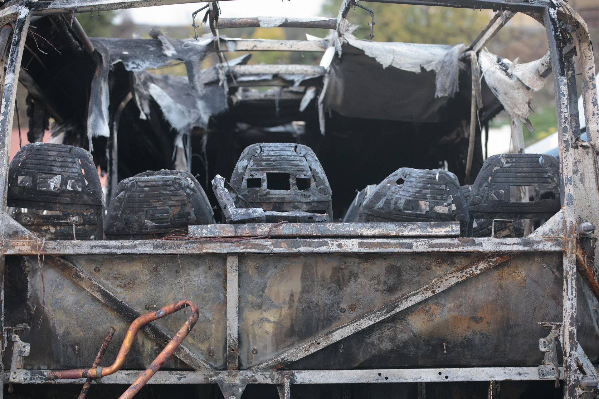 Rijeka: U tunelu Pećine u potpunosti izgorio autobus Autotroleja, vozač prevezen u bolnicu