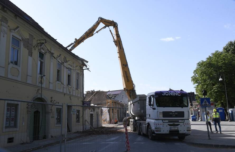 Andrej Plenković i Tomo Medved prisustvovali uklanjanju ruševina u centru Petrinje