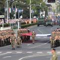 VIDEO Zagrebom prošao vojni mimohod, letjeli Rafalei. Građani u čudu gledali spektakl!