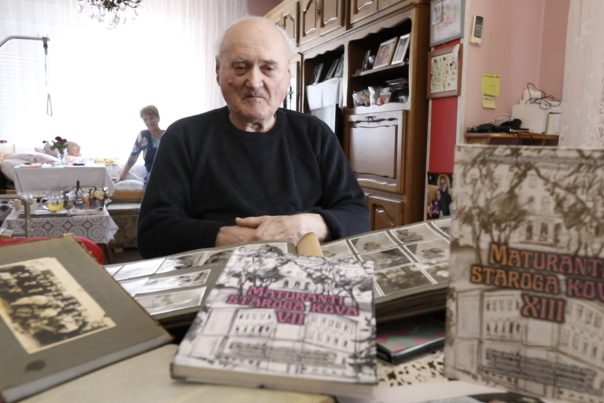 Josip Volf svake godine sam obilje&zcaron;ava godi&scaron;njicu mature ispred svoje &scaron;kole u Koprivnici