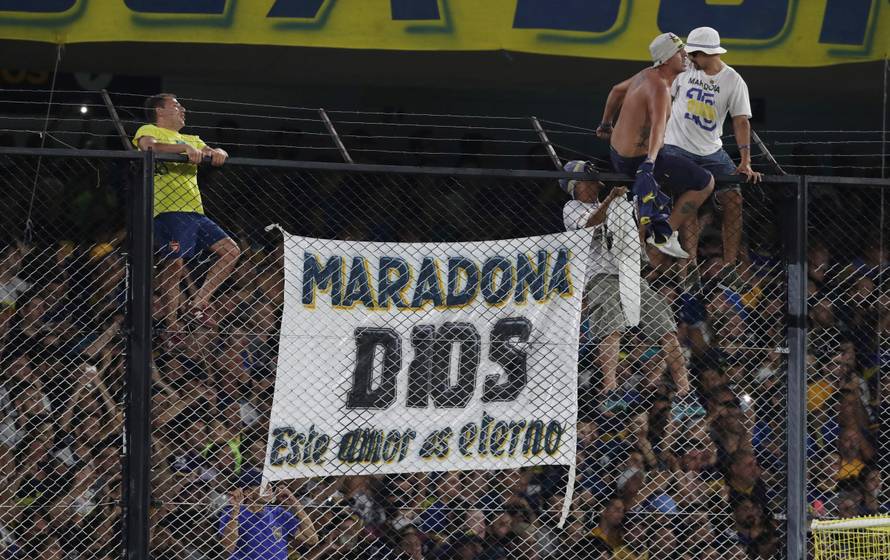 Tévez Maradonu strastveno poljubio pa s Bocom uzeo titulu
