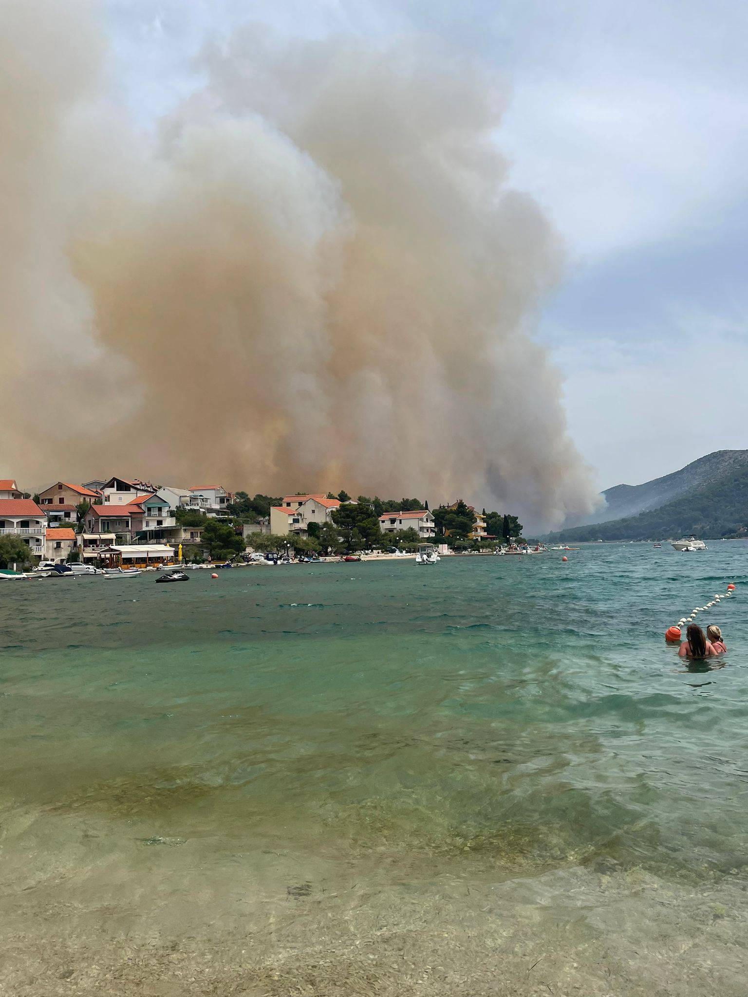 Požar u Grebaštici i dalje gori, zatvorene sve ceste: 'Morali smo brzo izaći iz apartmana'