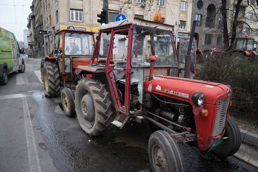 Beograd: Oštećeni traktori parkirani oko Pionirskog parka