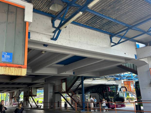 FOTO Autobusni kolodvor se raspada! Među putnike pala staklena stijenka, evo fotki