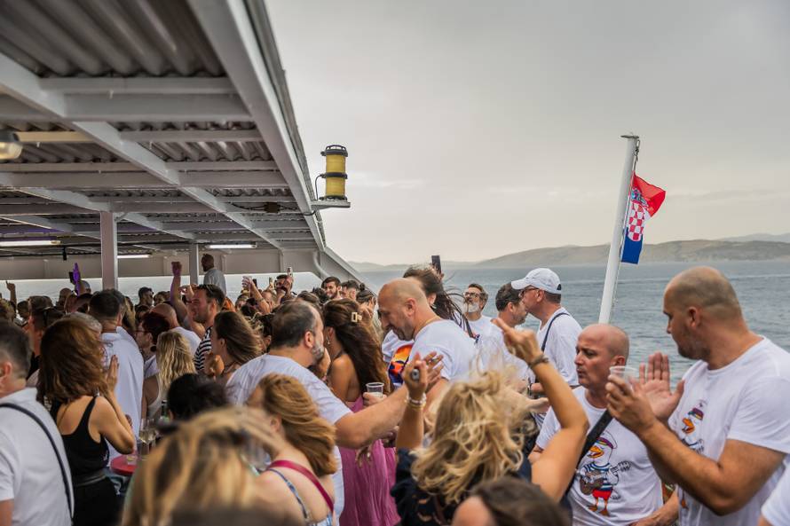 Split: Koncert u čast Oliveru Dragojeviću  na trajektu za Velu Luku