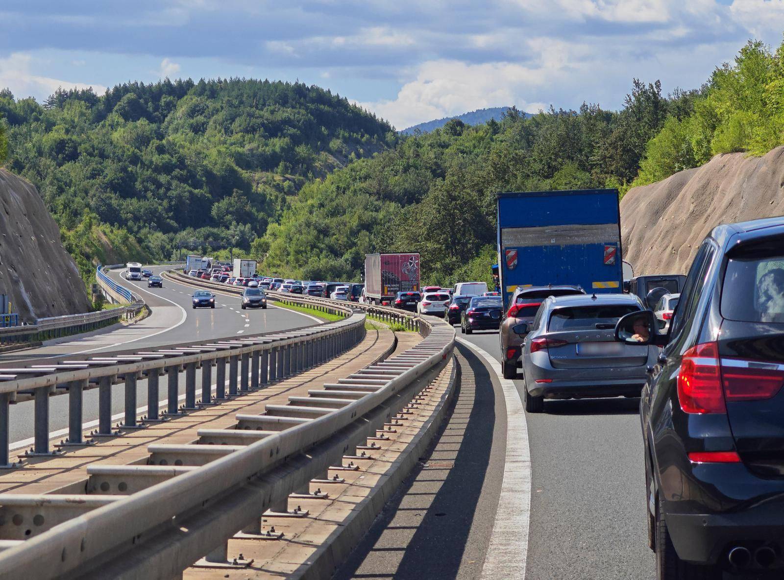 Slike strave s autoceste: Sve je u dimu, stvaraju se gužve. HAK: Kolona dugačka 12 kilometara