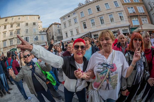 Split: Građani se okupili u spomen na Halida Bešlića na gradskoj Pjaci