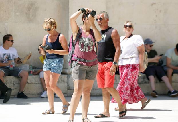 Å ibenik: Å esiri i kape dobra su zaÅ¡tita od sunca ali i  modni detalj Å¾ena i i muÅ¡karaca