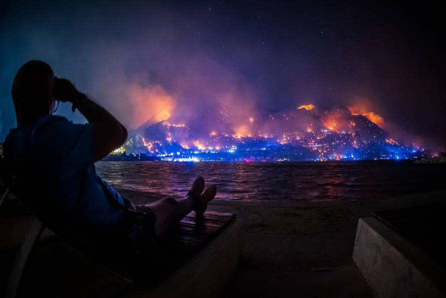 Omiš:  Pogled na Omiš sa ušća Cetine. 