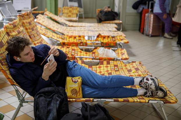 FOTO 24sata na granici Poljske i Ukrajine: Mnogi bježe od pakla rata, spavaju na kolodvoru