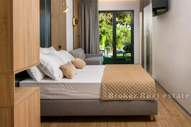 FOTO U Splitu prodaju luksuznu nekretninu prvi red do mora. Do plaže su i jacuzziji. Ovo je cijena