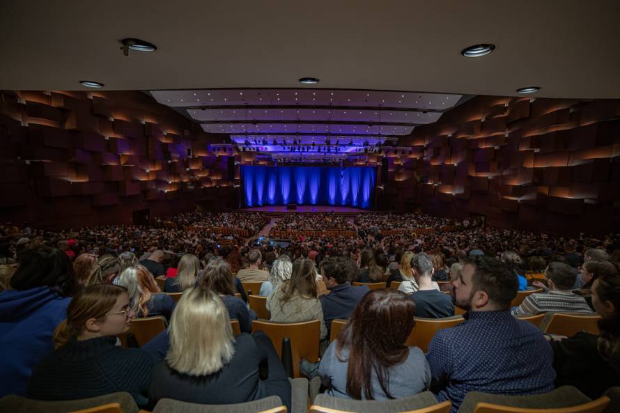 Dylan Moran vratio se na male ekrane: Komičar glumi u seriji 'Stuck', a uskoro stiže u Zagreb