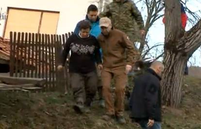 Ministar Krstičević pomogao je ženi da izađe iz urušene kuće