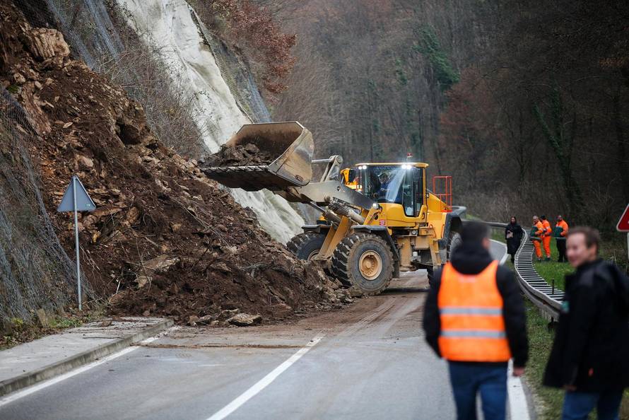Veliki odron kamenja i zemlje u blizini Pregrade