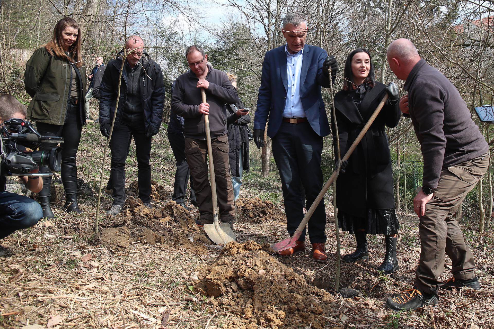 Zagreb: Ministrica Vučković sadila stabla povodom Svjetskog dana šuma