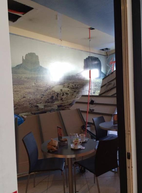 Drama na kavi u Puli: Srušio se strop u kafiću punom gostiju...