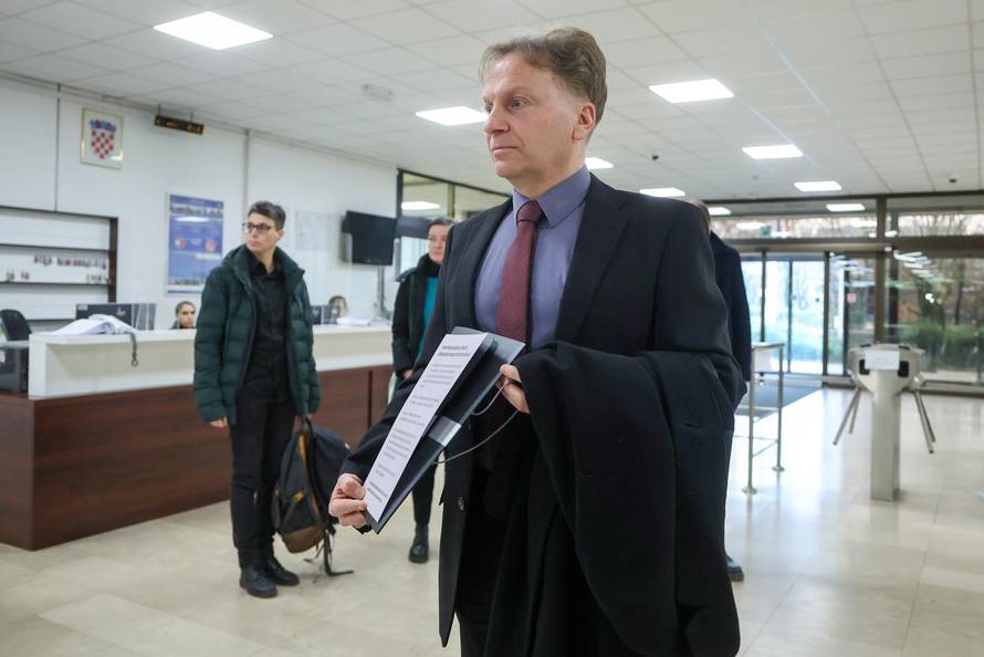 Zagreb: Prosvjednici protiv sisačke farme pilića kod ministra Davida Vlajčića