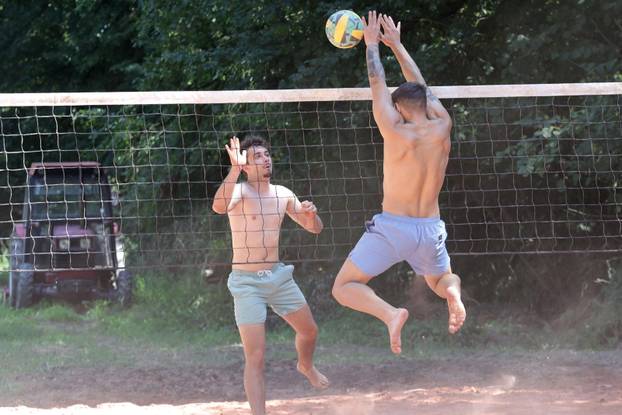 Stanovnici Bubnjaraca vruć ljetni dan provode uz razne sportske aktivnosti i kupanje na rijeci Kupi