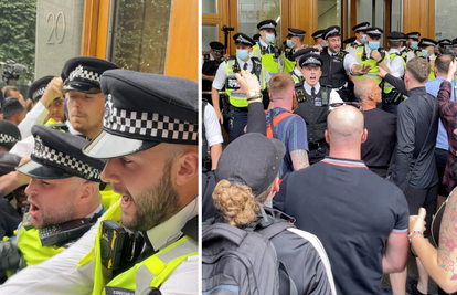 Antivakseri pokušali upasti u zgradu agencije za lijekove u Londonu, ozlijedili policajce