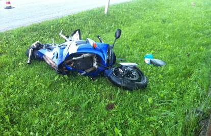 Motociklist (46) sletio s ceste kod Siska, teško je ozlijeđen 