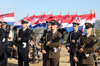 FOTO Evo kako je izgledalo svečano obilježavanje Dana Oluje i Dana branitelja u Kninu