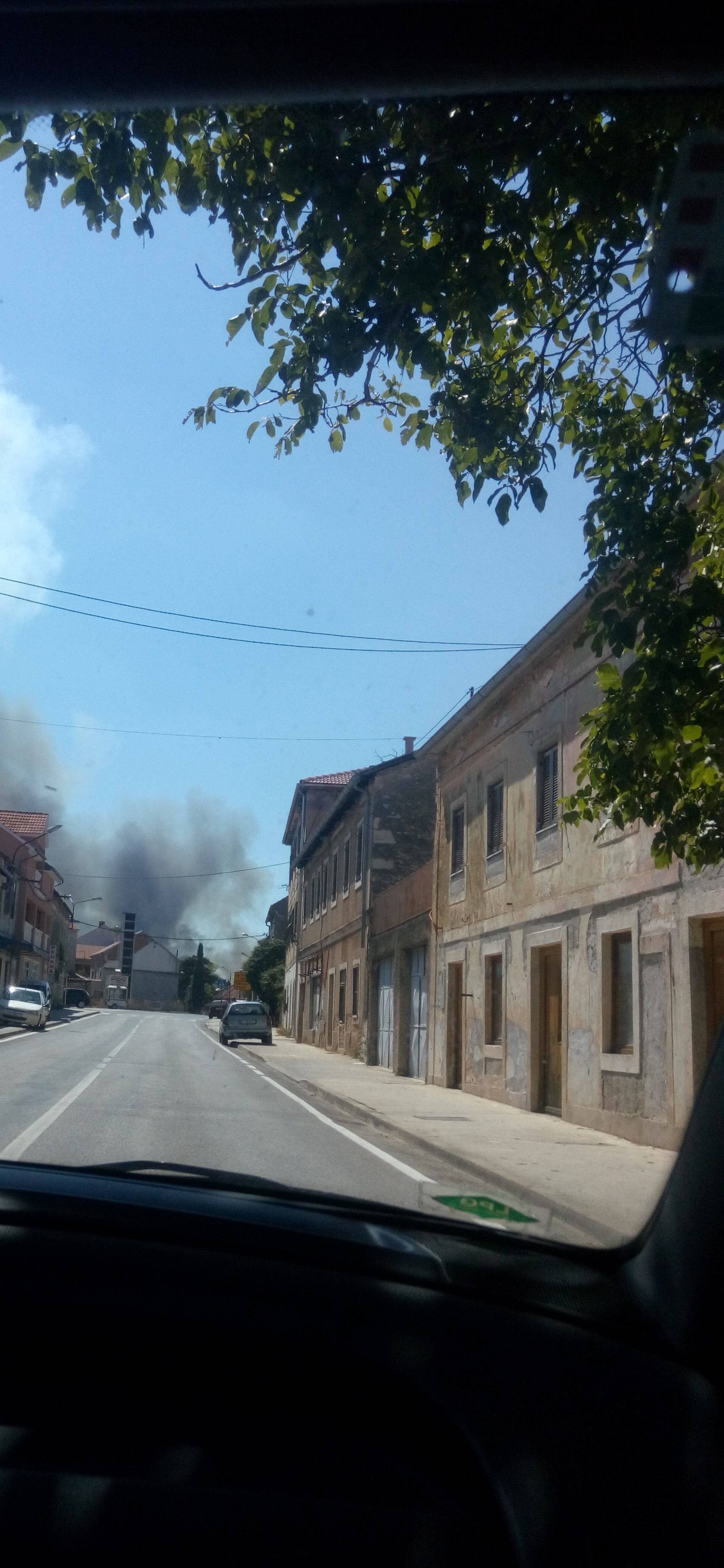 Požar u blizini Kistanja se širi: Gašenje otežava jak vjetar