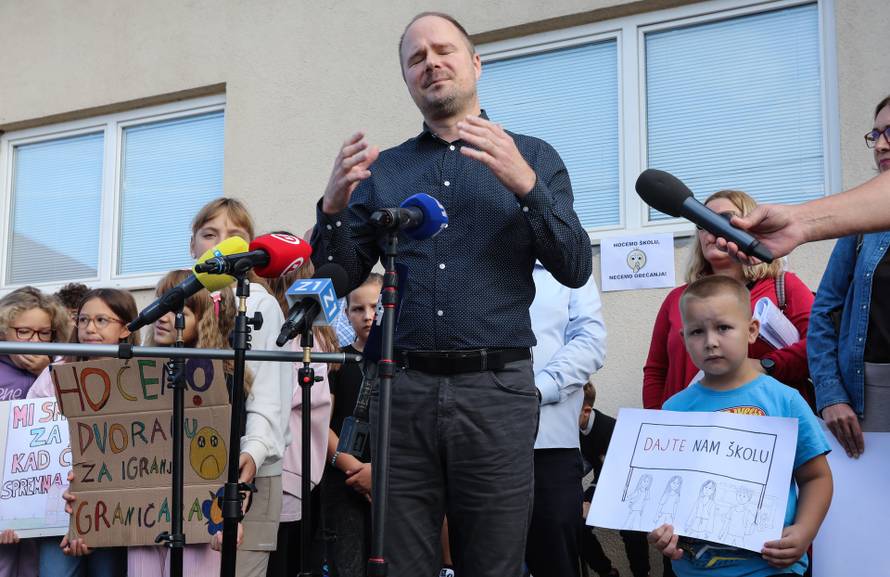 Zagreb: Prosvjed roditelja i djece Donjeg Dragonošca koja nastavu pohađaju u vatrogasnom domu