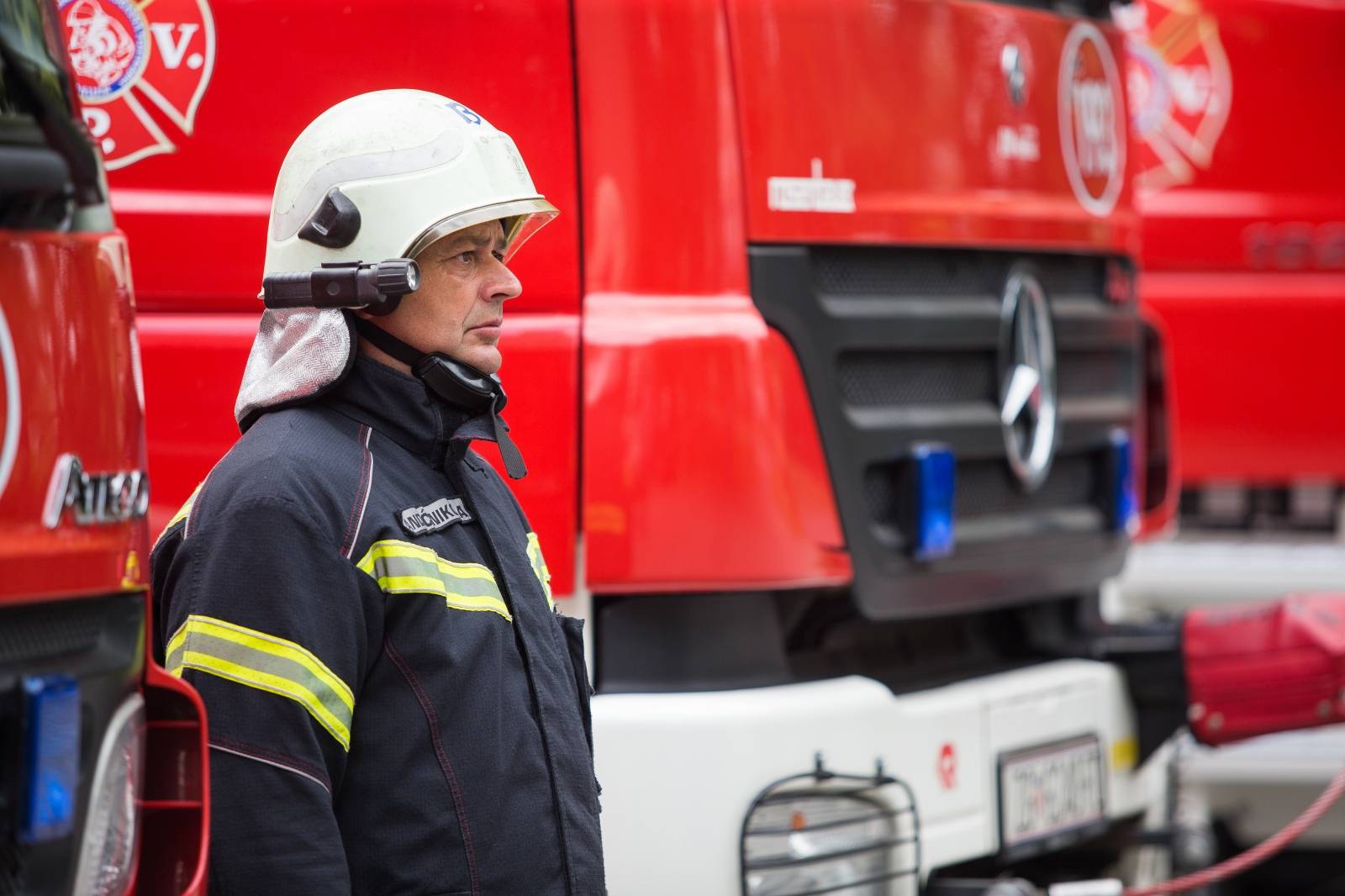 Osijek: UkljuÄene sirene na kamionima za poginulog vatrogasca Ivana GalekoviÄa