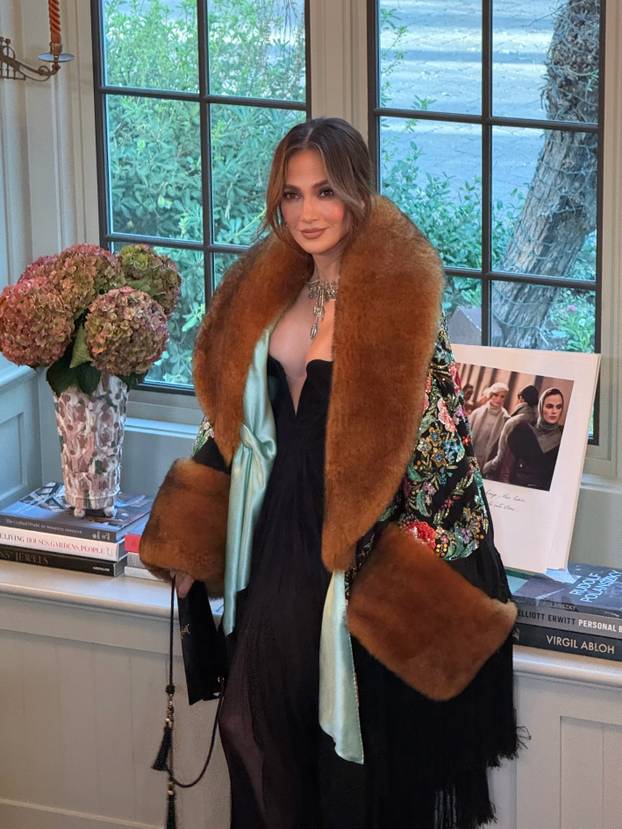 FOTO Krzno grije, ali dekolte se ne krije! J.Lo je pokazala što nosi ispod raskošnog kaputa
