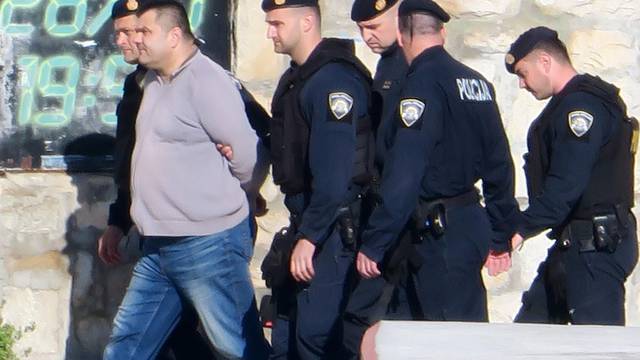Zatvorio se u kafić u Splitu i povikao: 'Bježite, imam bombe'