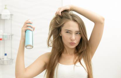 Frizer tvrdi da mnoge žene pogrešno nanose lak na kosu