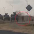 Ukrajinac stao pred vojna vozila kod Krima kako bi ih zaustavio