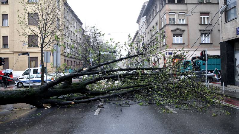 Strašna oluja pogodila Zagreb. Otkazali nastavu u školama!