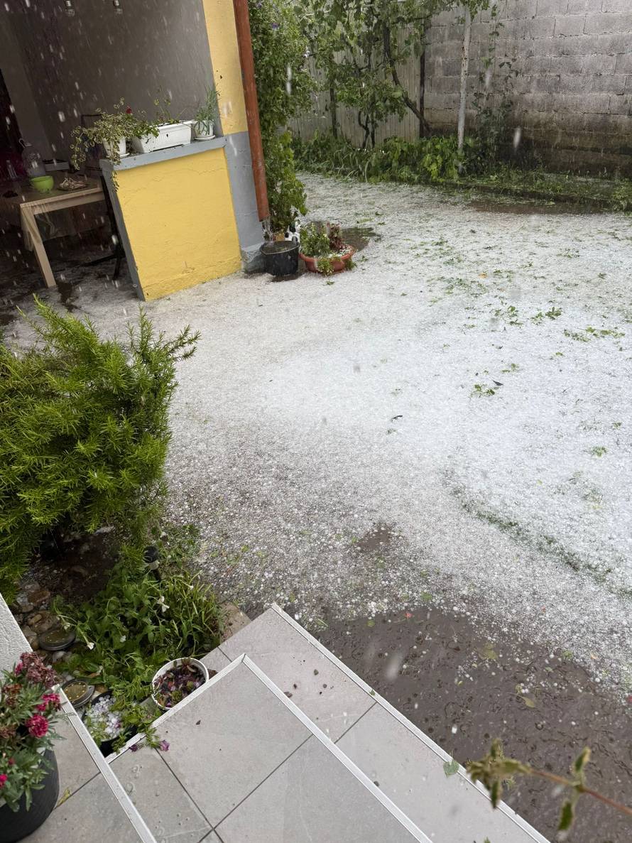 VIDEO Strašna oluja u Slavoniji, padala nagla tuča: 'U životu nisam vidjela ovo nevrijeme'