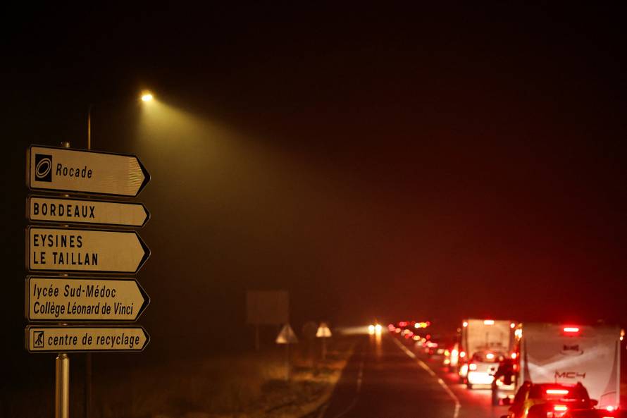 Evacuated residents leave Saint-Aubain-de-Medoc