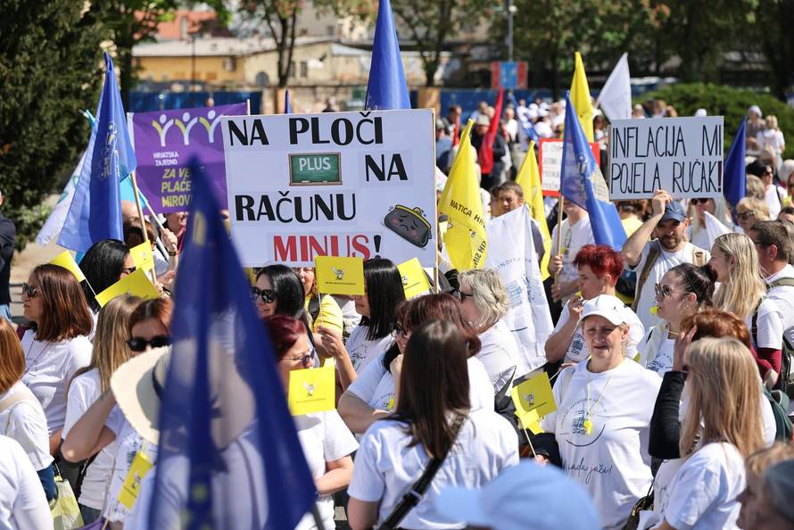 Zagreb: Okupljanje prosvjednika na prosvjedu "Hrvatska zajedno za veće plaće i mirovine"