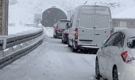 VIDEO Zapeli u snijegu na A6: 'Više od sat vremena stali smo u koloni kod Delnica, baš pada'