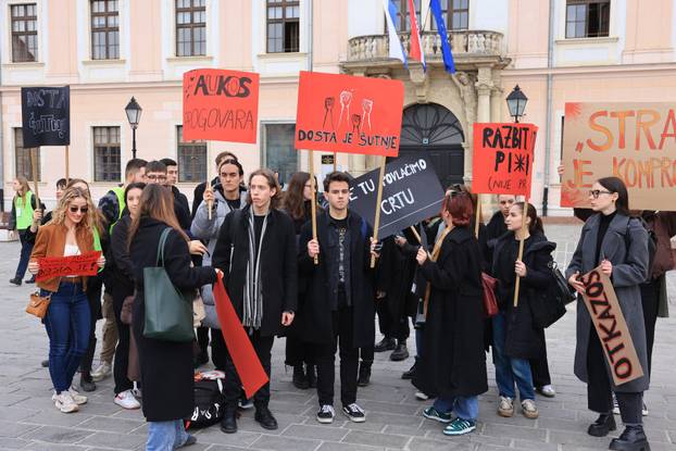 U Osijeku organiziran studentski prosvjed zbog nasilja profesora nad studentima Akademije za umjetnost i kulturu