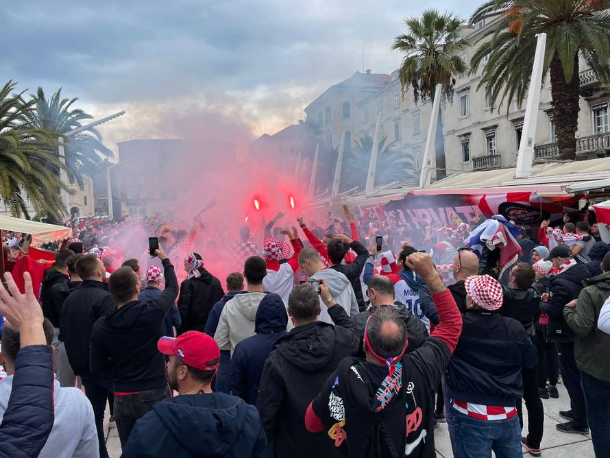 Ludnica u Splitu: Navijački korteo stigao do Poljuda