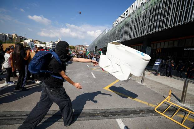 Spanish unions call a general strike in solidarity with Palestinians in Gaza, in Barcelona