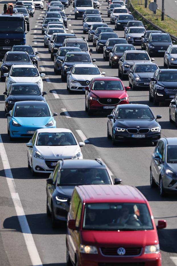 Zagreb: Gužve prema Jadranu, kolone vozila protežu se kilometrima