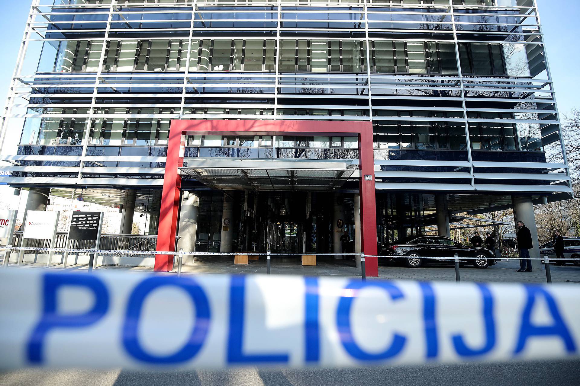 Lažna dojava: Policija dva sata tražila bombu u Eurocentru