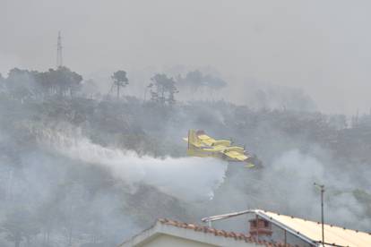 FOTO Teška noć u Tučepima: Umorni vatrogasci leže na cesti, vatra zahvatila kuće, ranč...