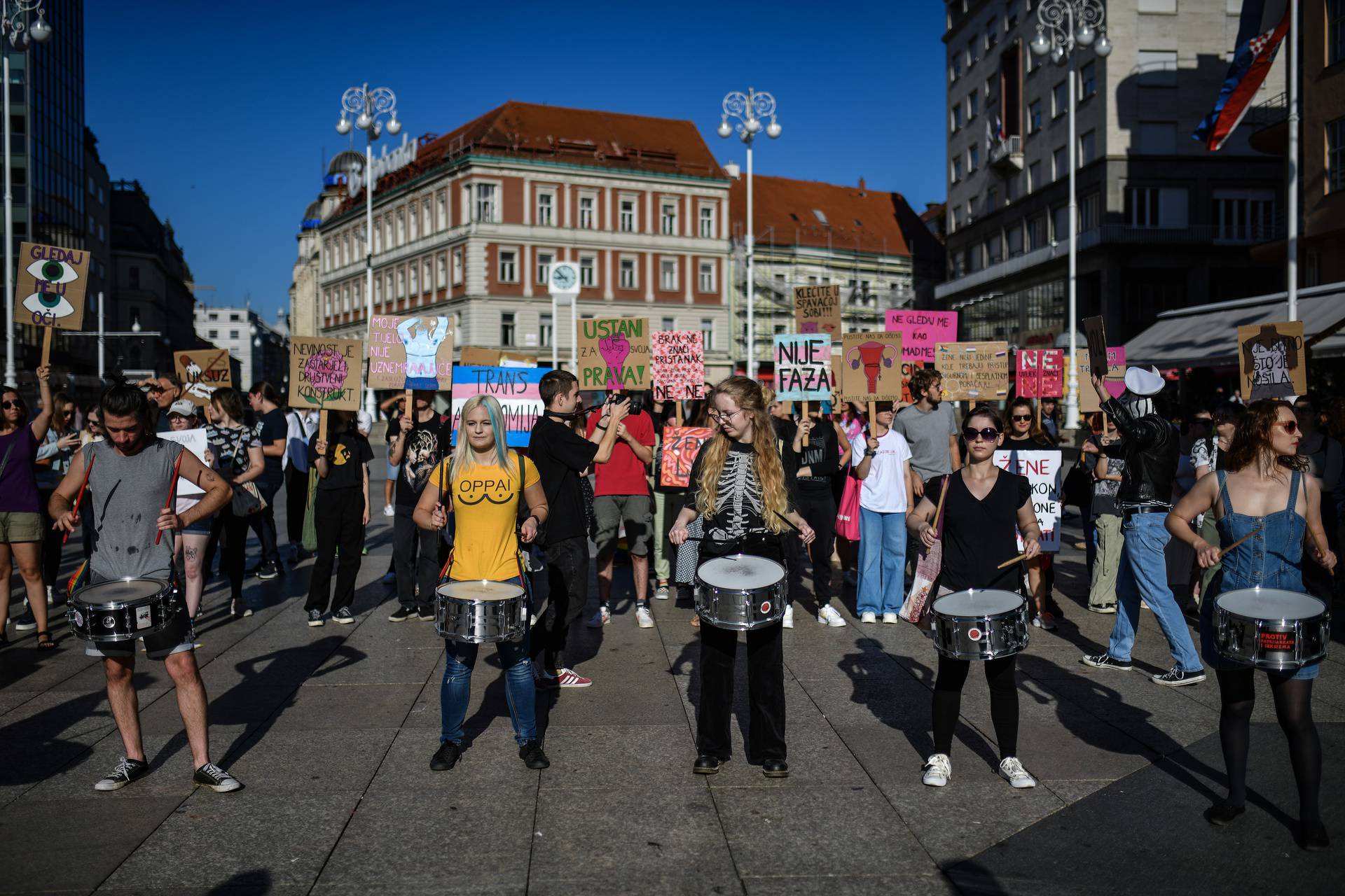 Zagreb: Prosvjed protiv molitelja koji kleče i mole trgu 