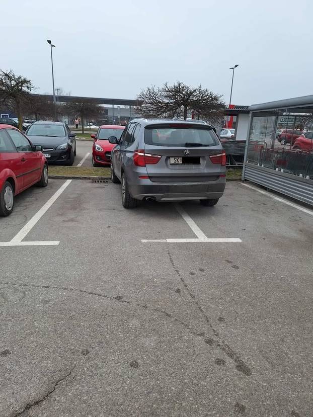 FOTO Tko to tamo pjeva, ups... parkira. Ovako to Hrvati rade, neki uzmu mjesto i invalidima...